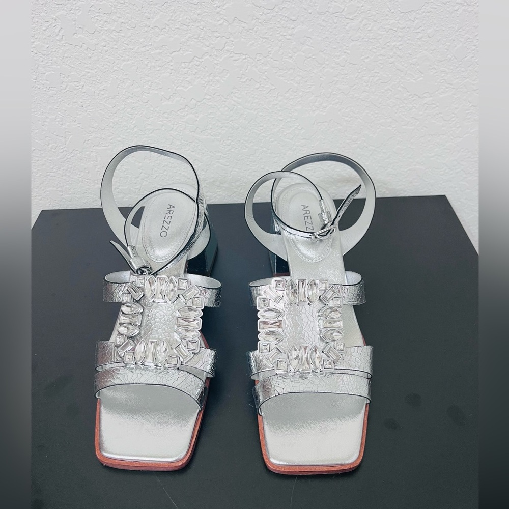 Arezzo Silver Leather Women's Sandals .Size 7